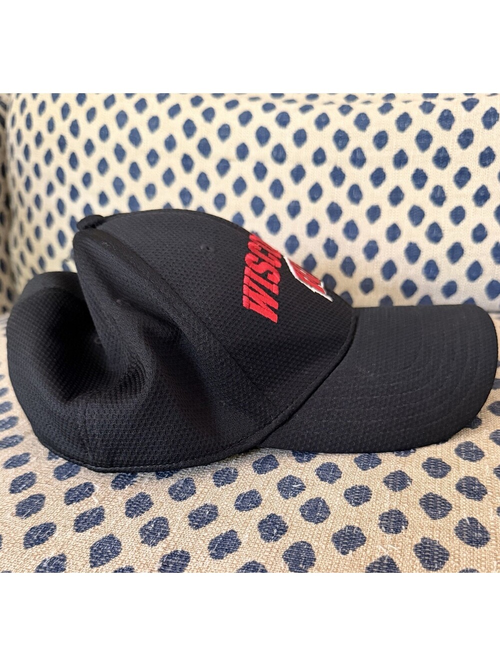 Wisconsin Badgers Under Armour Small/ Medium Black stretch fit Cap Hat Bucky - Picture 4 of 6